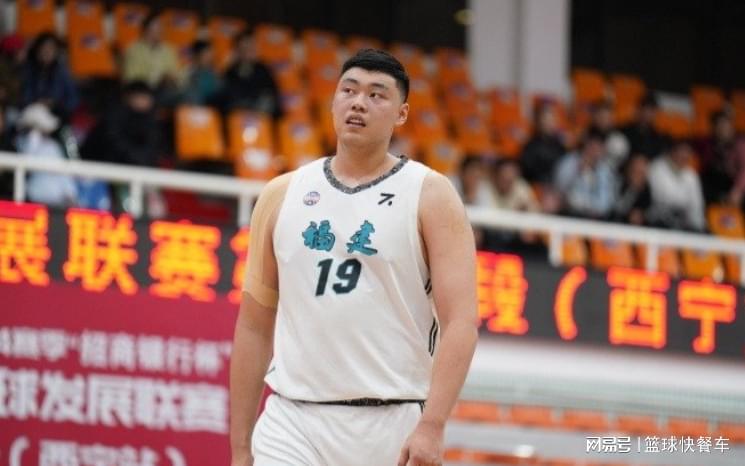 火箭两年合同签下签湖人后场大闸，他们并没有使用全额中产特例？