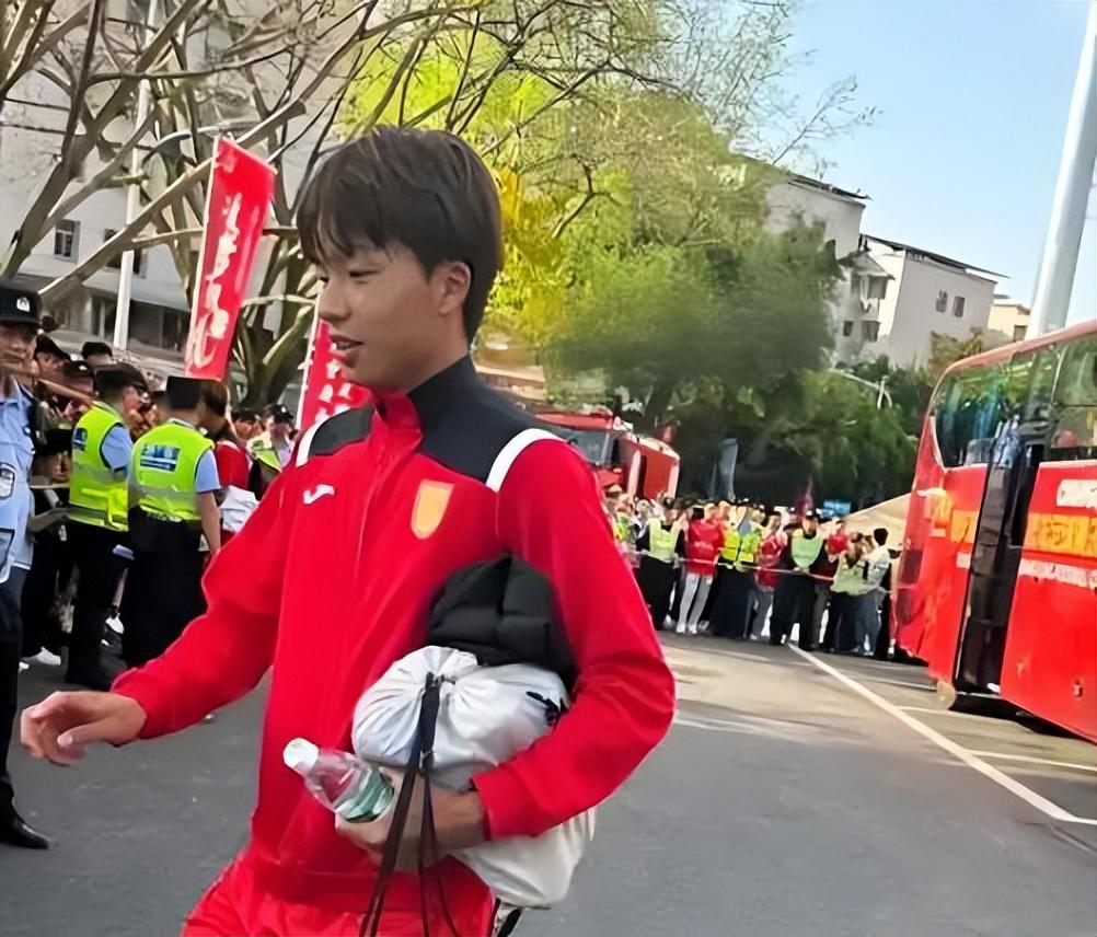 中超巨大争议!费利佩压哨进球被吹,王子铭干扰门将,蓉城全队暴怒